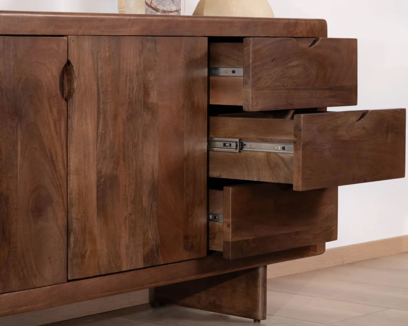 Bahut rétro en manguier massif avec tiroirs teinte noyer "Odessa" 150 cm Buffet Et Bahut