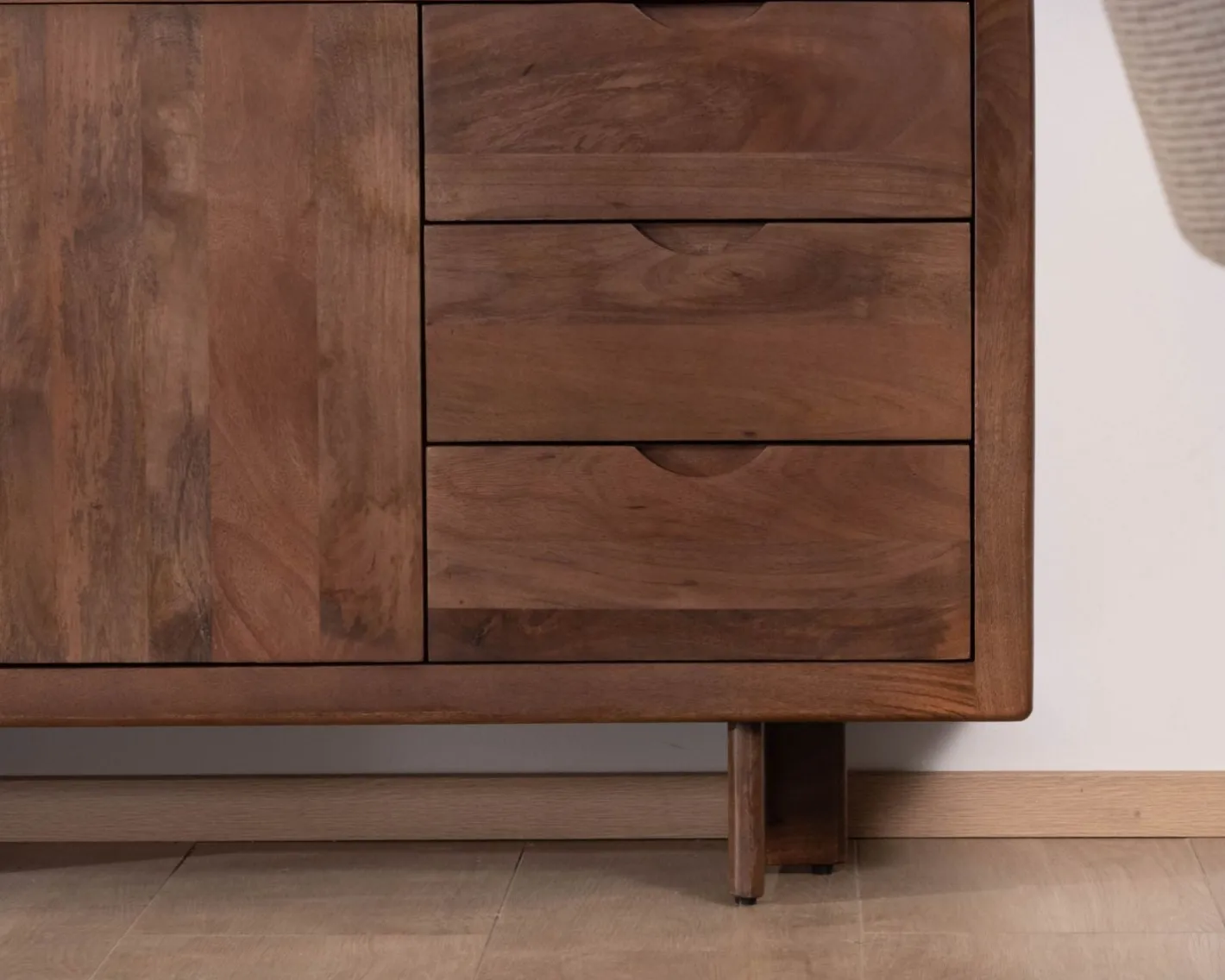 Bahut rétro en manguier massif avec tiroirs teinte noyer "Odessa" 150 cm Buffet Et Bahut