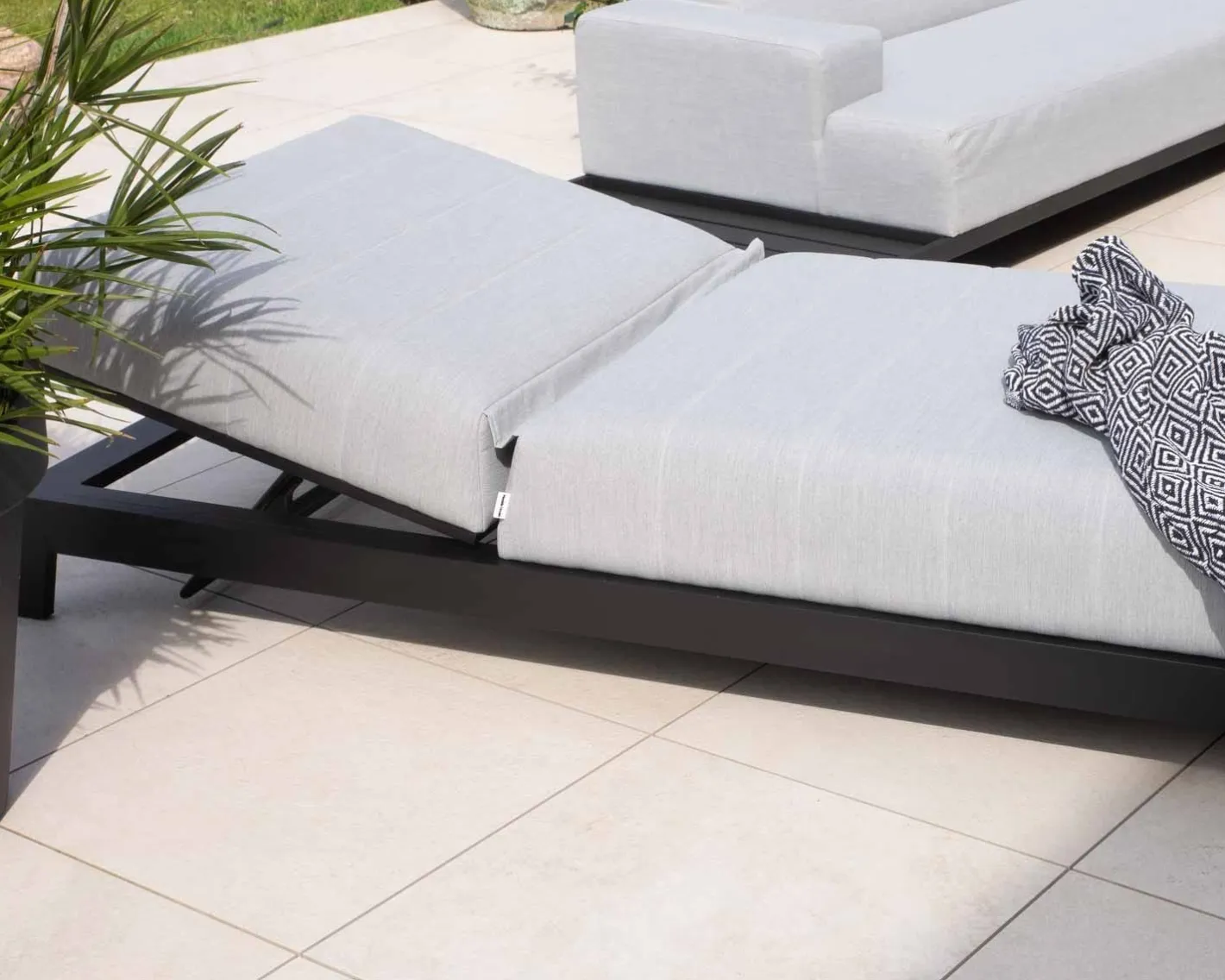 Hot Bain de soleil confort tissu Sunbrella gris clair structure aluminium noire "Terrasse" Bain De Soleil