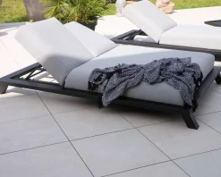 Online Bain de soleil double tissu Sunbrella gris clair structure aluminium noire 