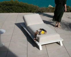 Outlet Bain de soleil haut de gamme en tissu écru et structure aluminium blanche "Nusa Pedina" Bain De Soleil
