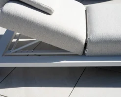 Outlet Bain de soleil haut de gamme en tissu écru et structure aluminium blanche 