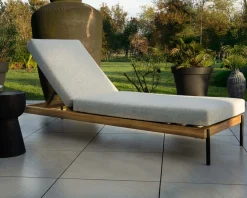 New Bain de soleil matelassé en teck, aluminium et tissu gris clair 