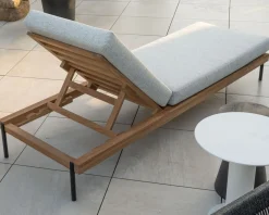 New Bain de soleil matelassé en teck, aluminium et tissu gris clair 