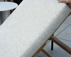New Bain de soleil matelassé en teck, aluminium et tissu gris clair 