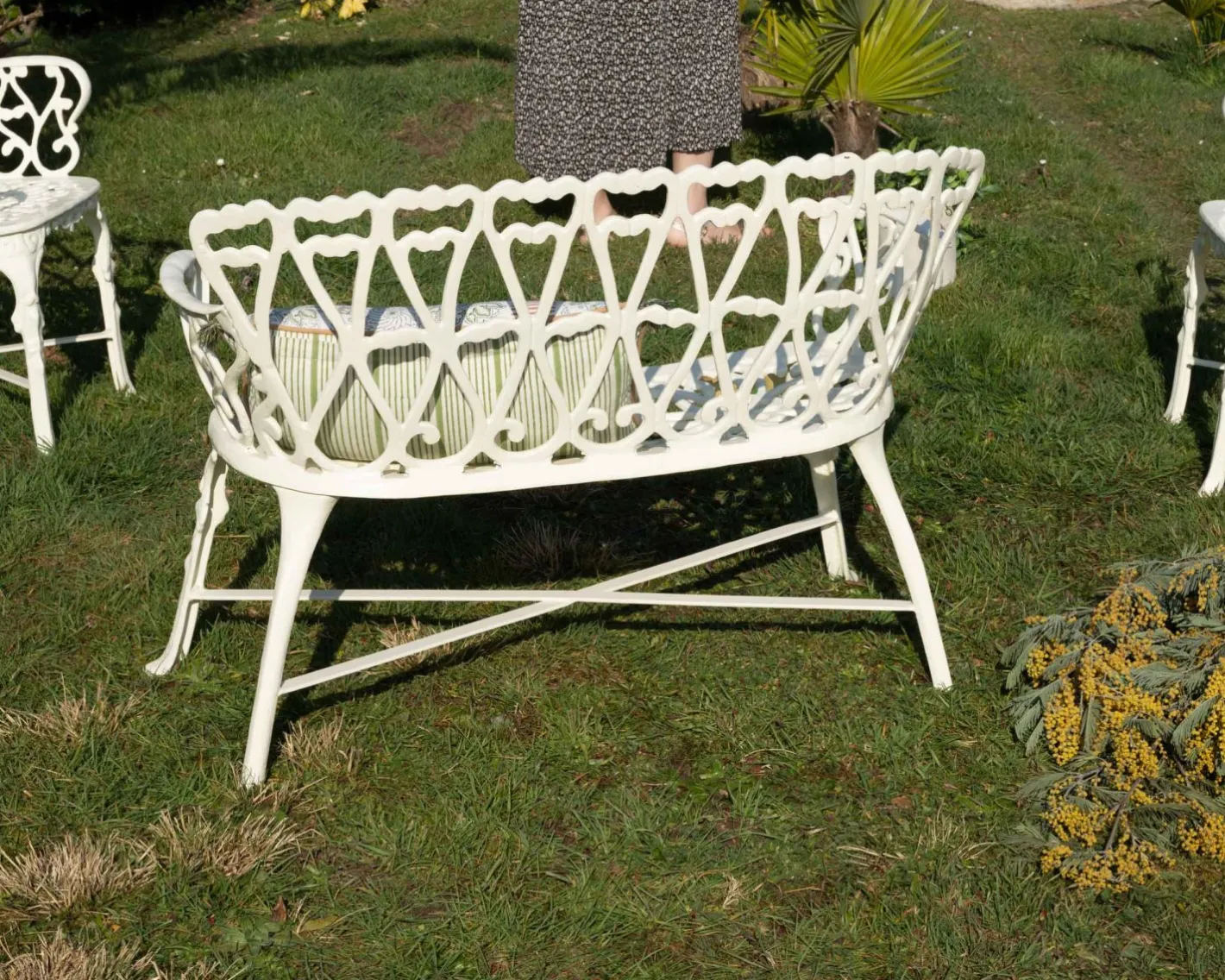 Banc de jardin esprit rétro en fonte esprit fer forgé blanc vieilli "Gardénia" 1m Décoration