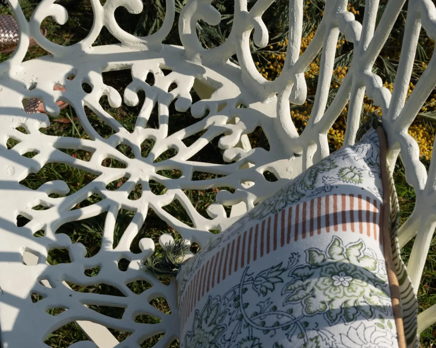 Banc de jardin esprit rétro en fonte esprit fer forgé blanc vieilli "Gardénia" 1m Décoration