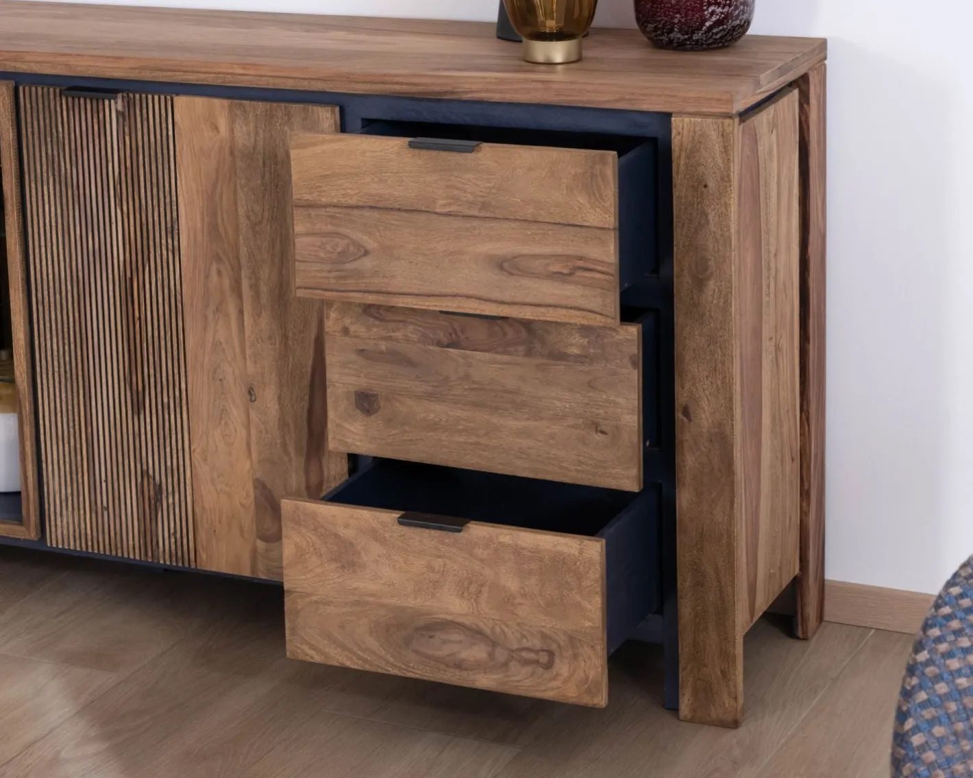 Outlet Buffet multi-rangements avec étagères en verre "Enoa" en palissandre et acacia 200 cm Buffet Et Bahut