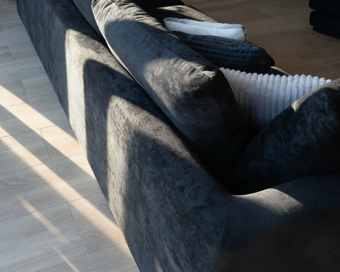Outlet Canapé confort en velours lisse anthracite avec méridienne design "Cyrano" Canapé D'Angle|Canapé 3 Places