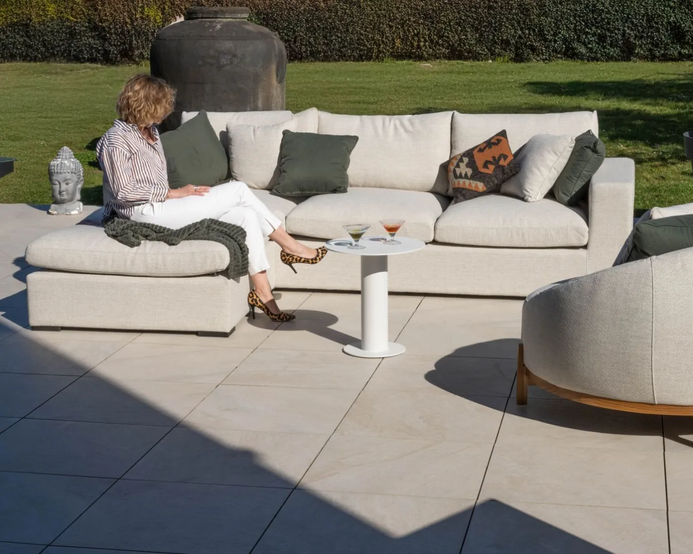 New Canapé d'extérieur ultra confort avec ottoman en tissu écru chiné "Toliara" avec coussins décos kaki Canapé De Jardin