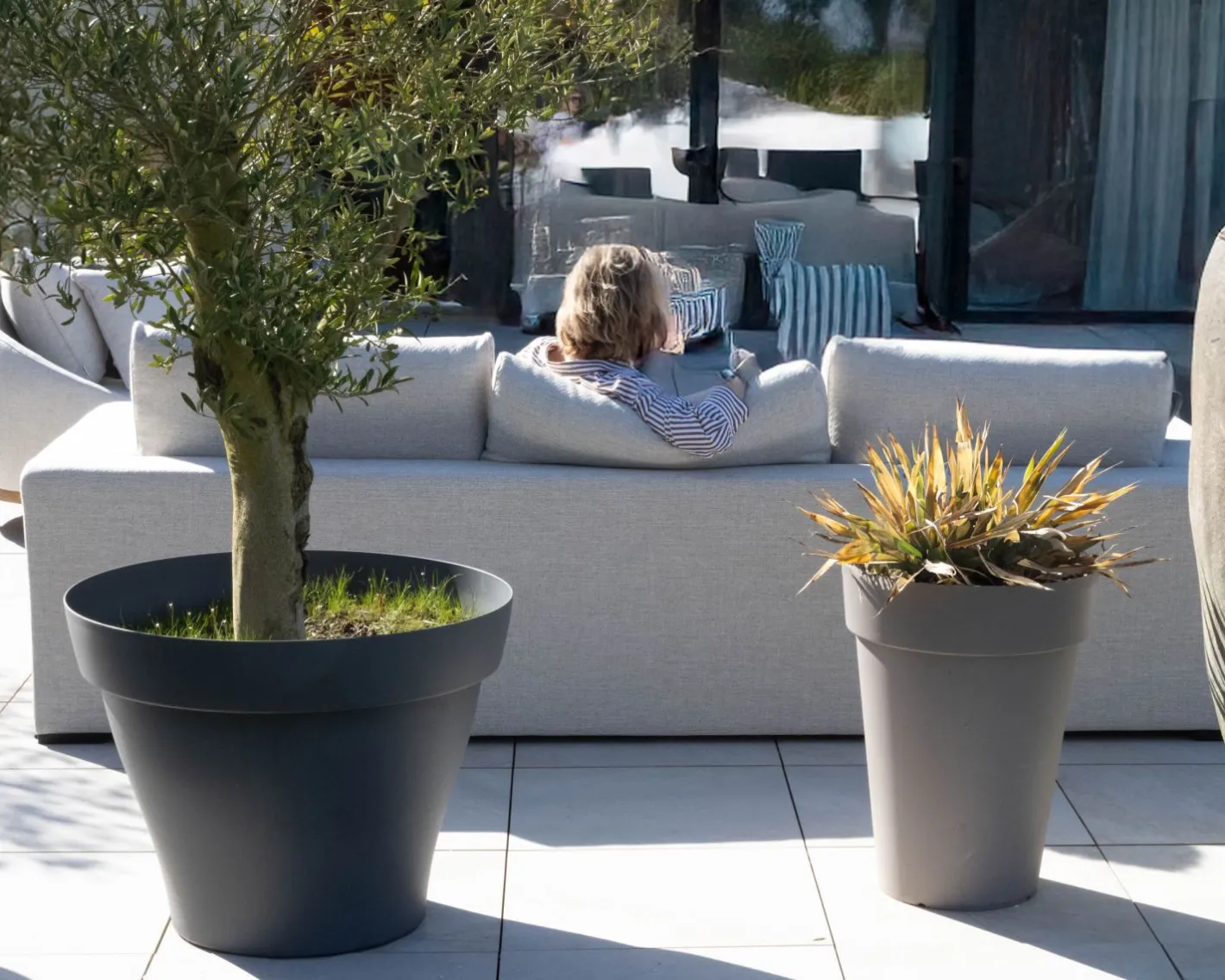 New Canapé d'extérieur ultra confort avec ottoman en tissu écru chiné "Toliara" avec coussins décos kaki Canapé De Jardin