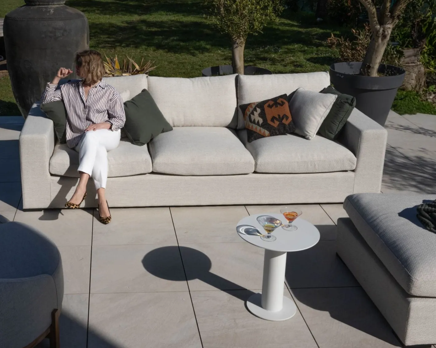New Canapé d'extérieur ultra confort avec ottoman en tissu écru chiné "Toliara" avec coussins décos kaki Canapé De Jardin