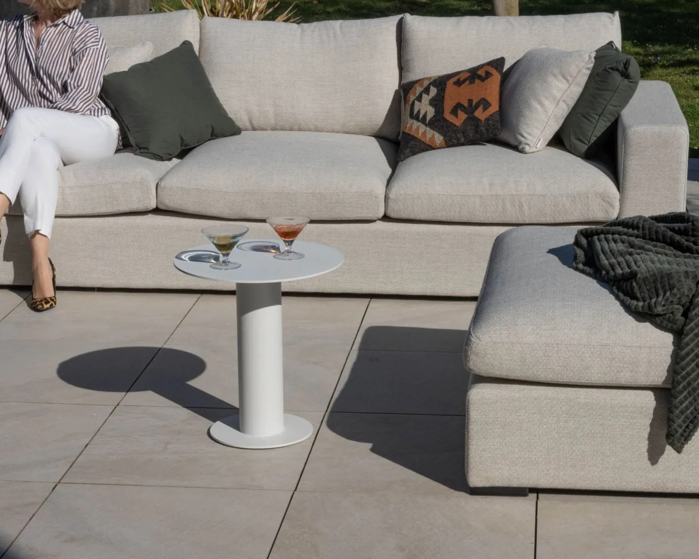 New Canapé d'extérieur ultra confort avec ottoman en tissu écru chiné "Toliara" avec coussins décos kaki Canapé De Jardin