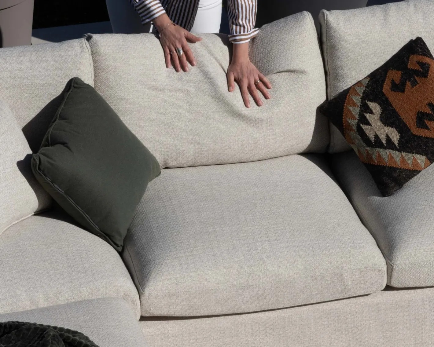 New Canapé d'extérieur ultra confort avec ottoman en tissu écru chiné "Toliara" avec coussins décos kaki Canapé De Jardin