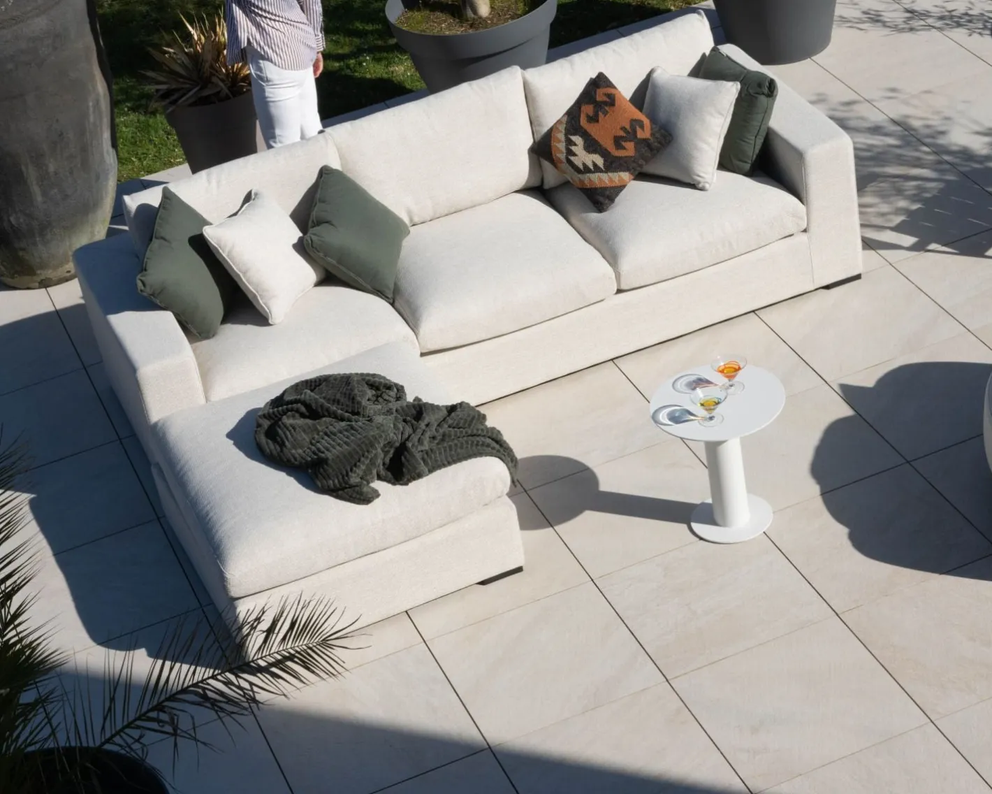 New Canapé d'extérieur ultra confort avec ottoman en tissu écru chiné "Toliara" avec coussins décos kaki Canapé De Jardin