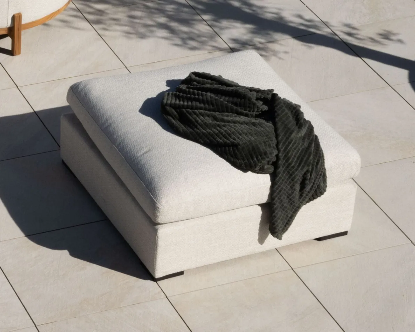 New Canapé d'extérieur ultra confort avec ottoman en tissu écru chiné "Toliara" avec coussins décos kaki Canapé De Jardin