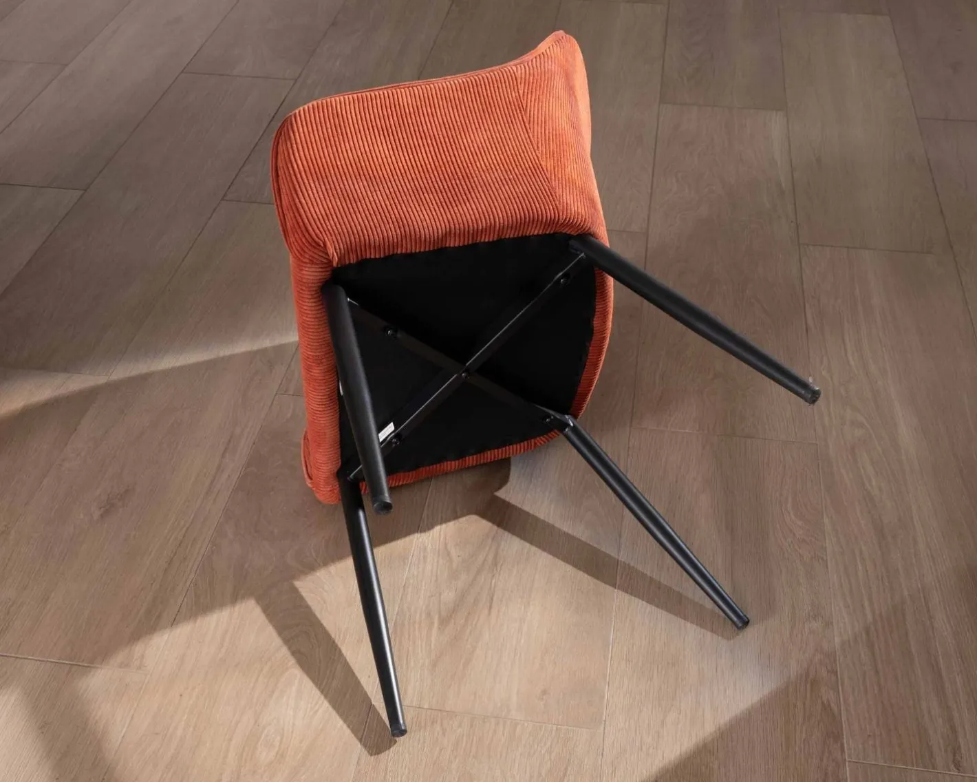 Clearance Chaise avec accoudoirs en velours rouge terracotta et pieds métal noir "Scotty" Chaise