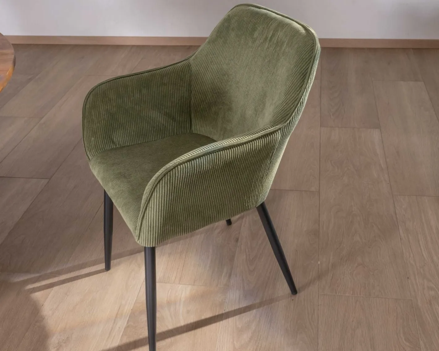 New Chaise contemporaine avec accoudoirs "Scotty" en velours vert kaki et pieds métal noir Chaise