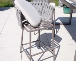 Outlet Chaise de bar ultra chic dossier en tissu tressé gris et pieds aluminium 