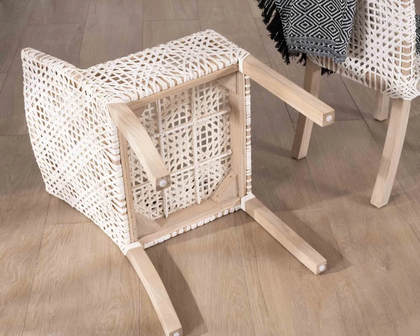 Best Chaise de repas avec accoudoirs en cuir blanc tressé et teck "Mambow" Chaise