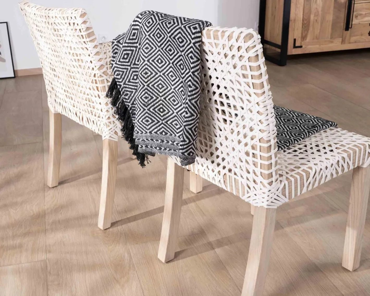 Best Chaise de repas avec accoudoirs en cuir blanc tressé et teck "Mambow" Chaise