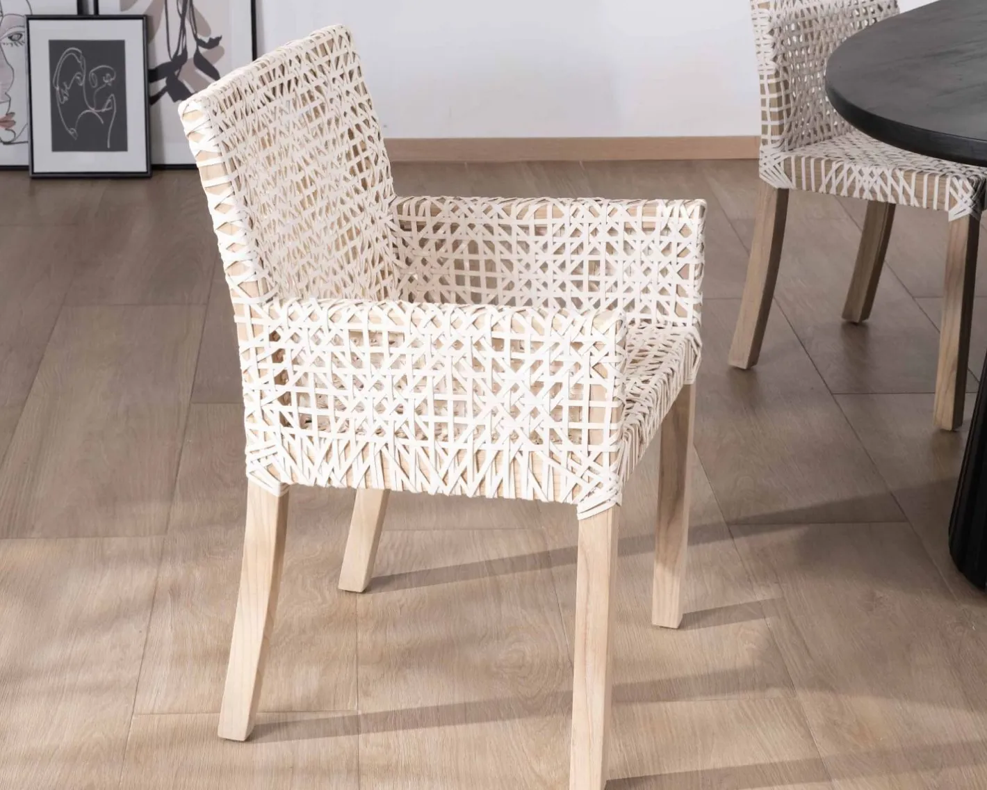 Best Chaise de repas avec accoudoirs en cuir blanc tressé et teck "Mambow" Chaise