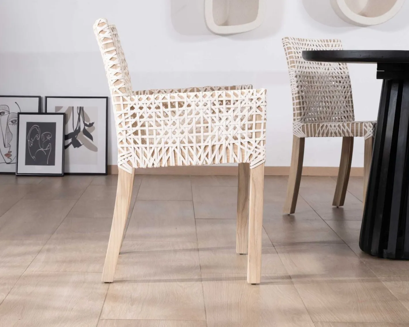 Best Chaise de repas avec accoudoirs en cuir blanc tressé et teck "Mambow" Chaise