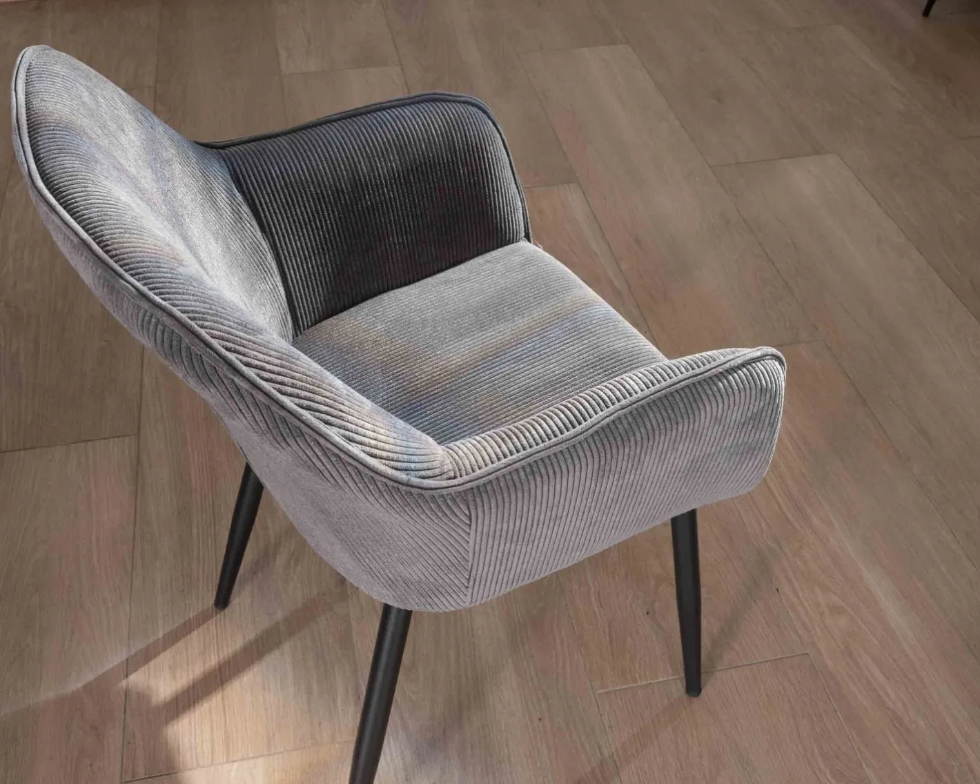 New Chaise de repas contemporaine en tissu velours gris foncé "Scotty" avec accoudoirs et pieds métal noir Chaise