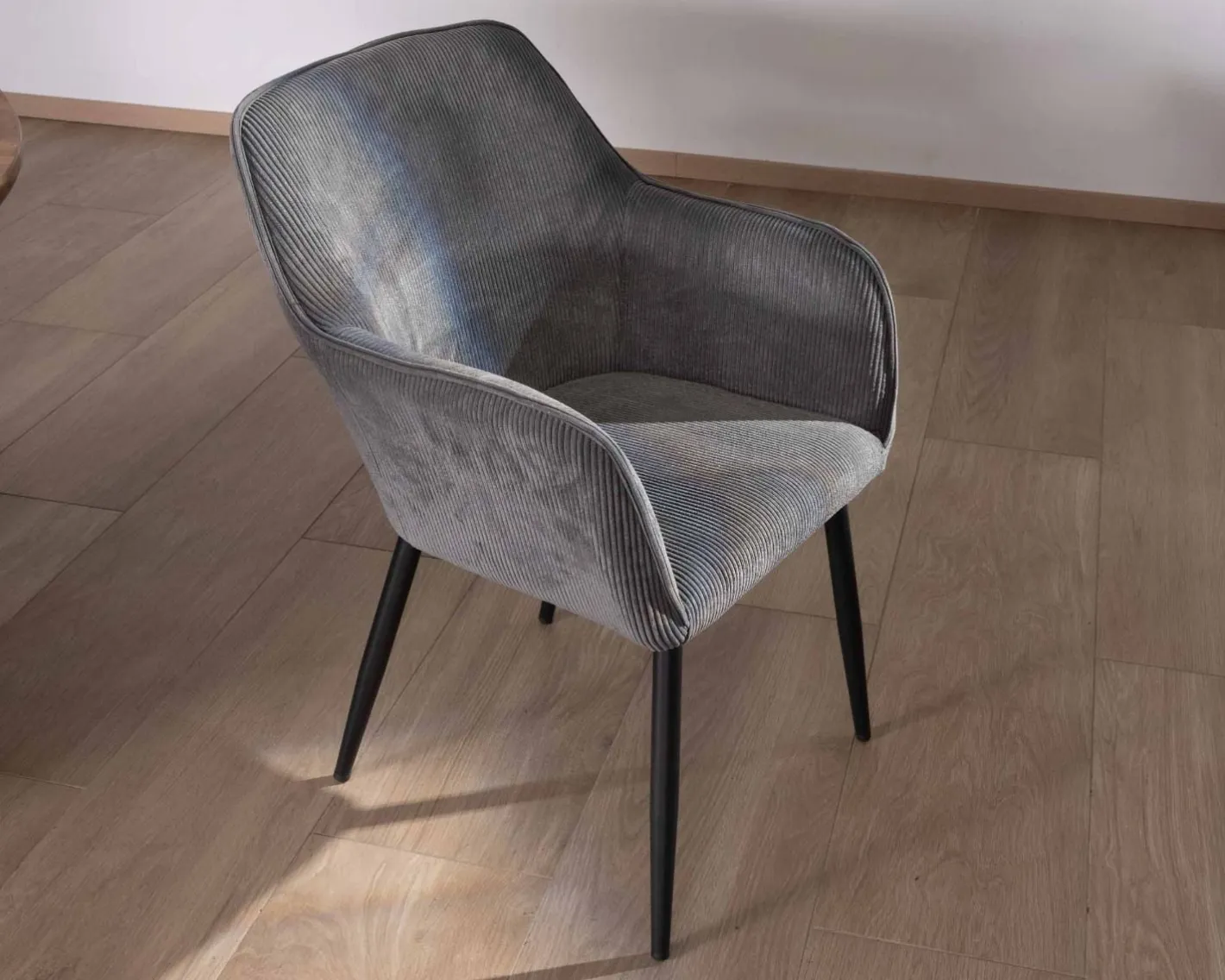 New Chaise de repas contemporaine en tissu velours gris foncé "Scotty" avec accoudoirs et pieds métal noir Chaise