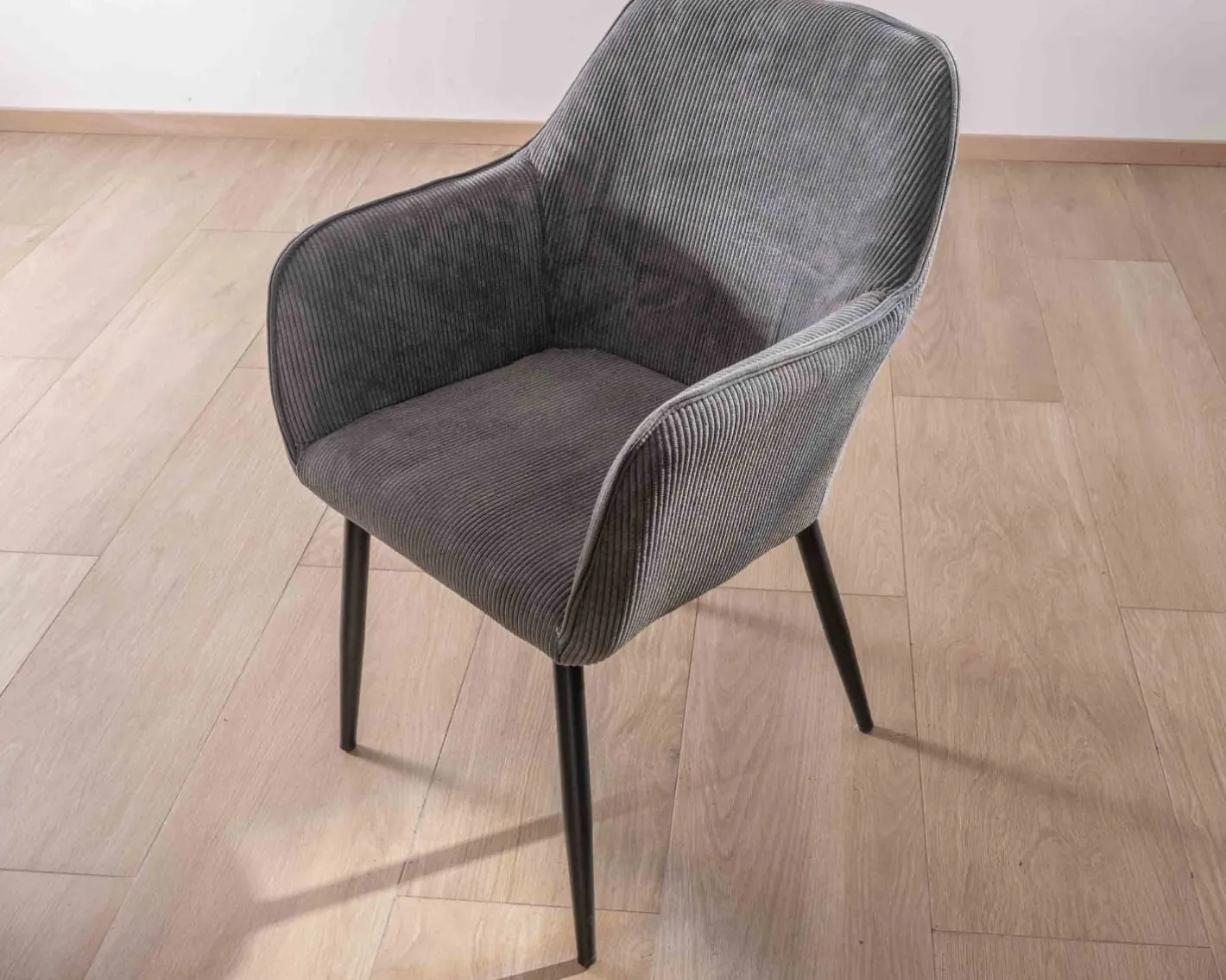 New Chaise de repas contemporaine en tissu velours gris foncé "Scotty" avec accoudoirs et pieds métal noir Chaise
