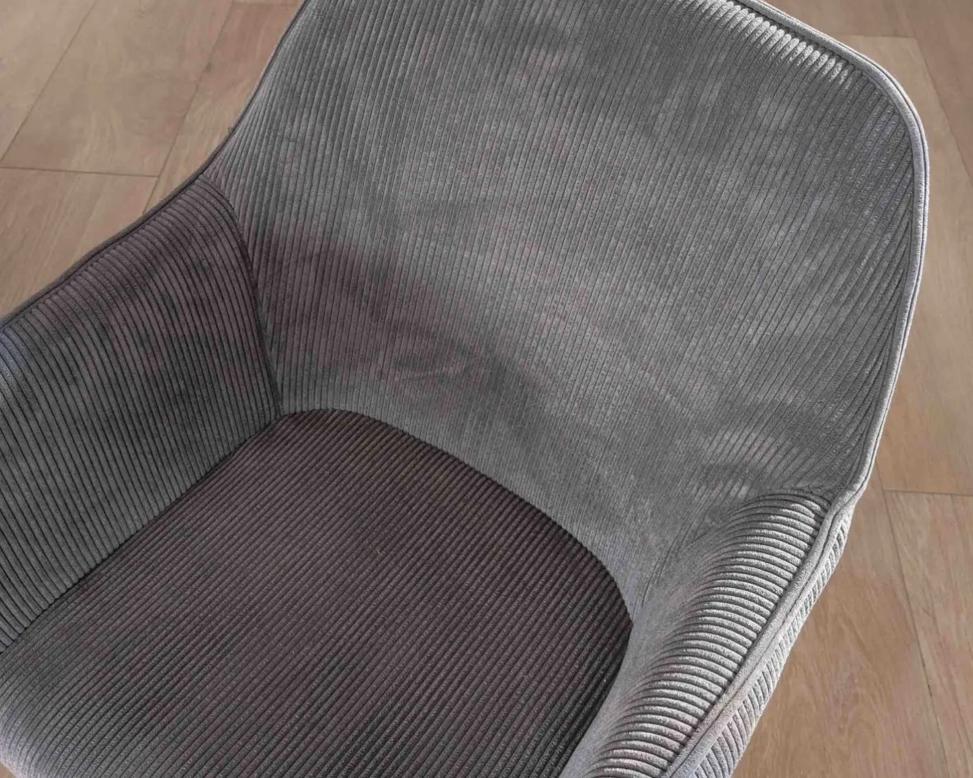 New Chaise de repas contemporaine en tissu velours gris foncé "Scotty" avec accoudoirs et pieds métal noir Chaise