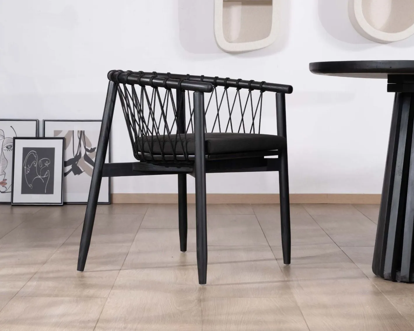 Best Chaise de repas noire en bois et corde tressée "Katue" Chaise