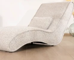 Chaise longue d'intérieur design en tissu tramé blanc cassé 