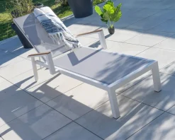 Online Chaise longue grise avec accoudoirs teck "Dolce Vita" en aluminium blanc Bain De Soleil