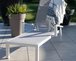 Online Chaise longue grise avec accoudoirs teck "Dolce Vita" en aluminium blanc Bain De Soleil