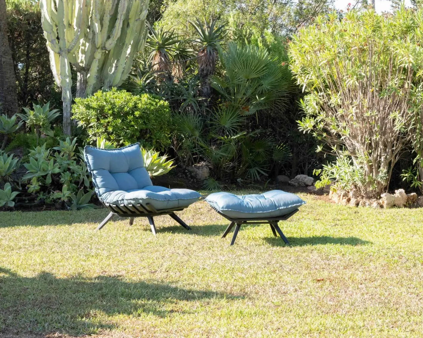 Chaise longue haut de gamme turquoise et noire avec repose-pieds modulaire "Lisca" Bain De Soleil|Fauteuil De Jardin