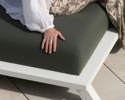Hot Chaise longue ultra confort en tissu vert kaki et structure aluminium blanche 