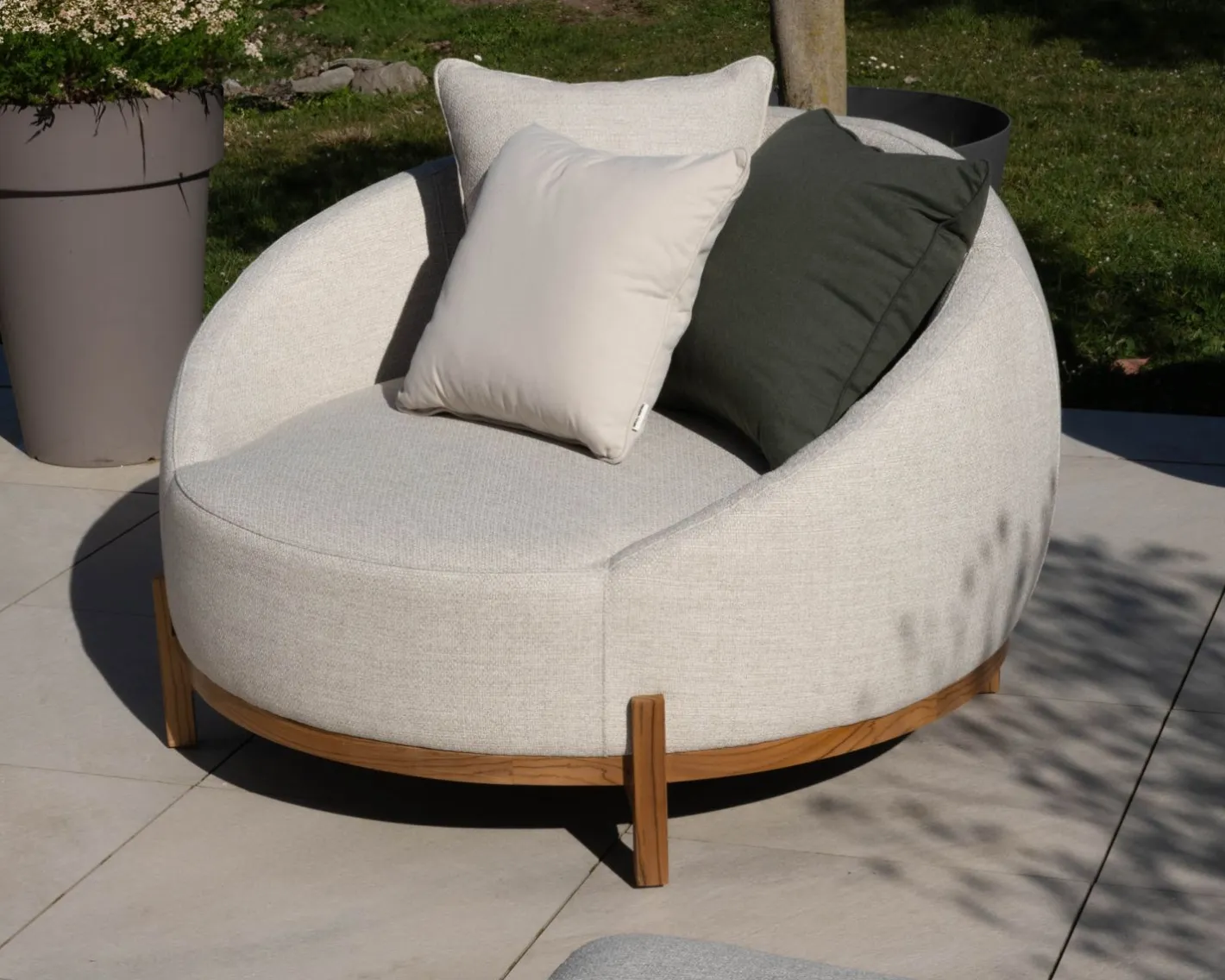 Online Chauffeuse ronde XL en tissu spécial extérieur blanc chiné "Roncobello" avec coussins déco Fauteuil De Jardin