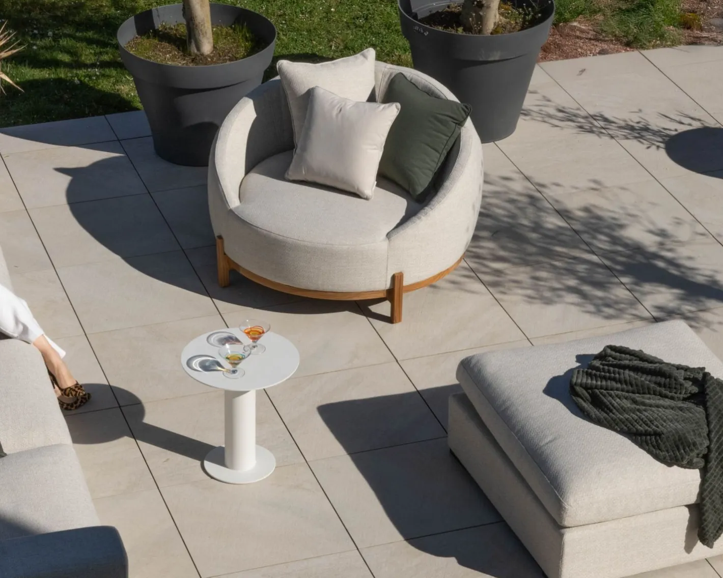 Online Chauffeuse ronde XL en tissu spécial extérieur blanc chiné "Roncobello" avec coussins déco Fauteuil De Jardin