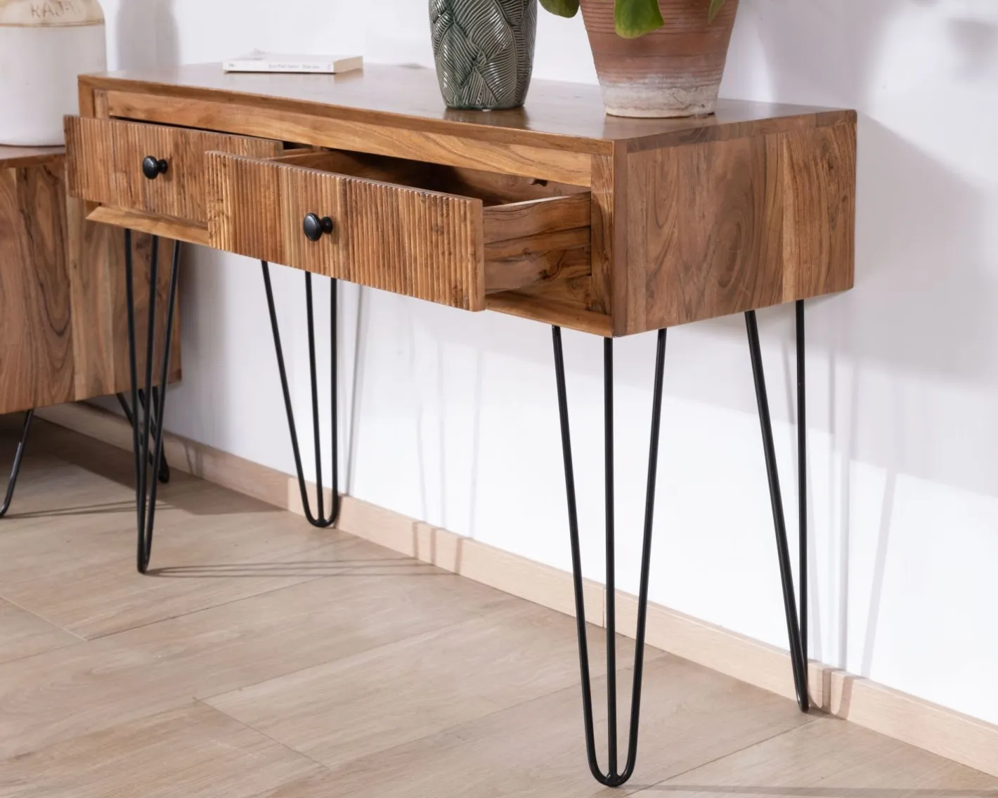 Console vintage en acacia et pieds métal "Wendy" avec façades gaufrées Console|Console
