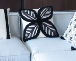 Hot Coussin brodé motif feuillage ultra graphique "Kavon" 45x45cm Décoration