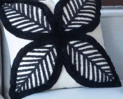 Hot Coussin brodé motif feuillage ultra graphique 