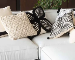 Hot Coussin brodé motif feuillage ultra graphique 