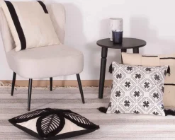 Outlet Coussin décoratif en coton blanc avec motif brodés et pompons "Kavon" Décoration