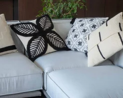 Outlet Coussin décoratif en coton blanc avec motif brodés et pompons 