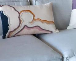 Hot Coussin en tissu motif brodé et imprimé 