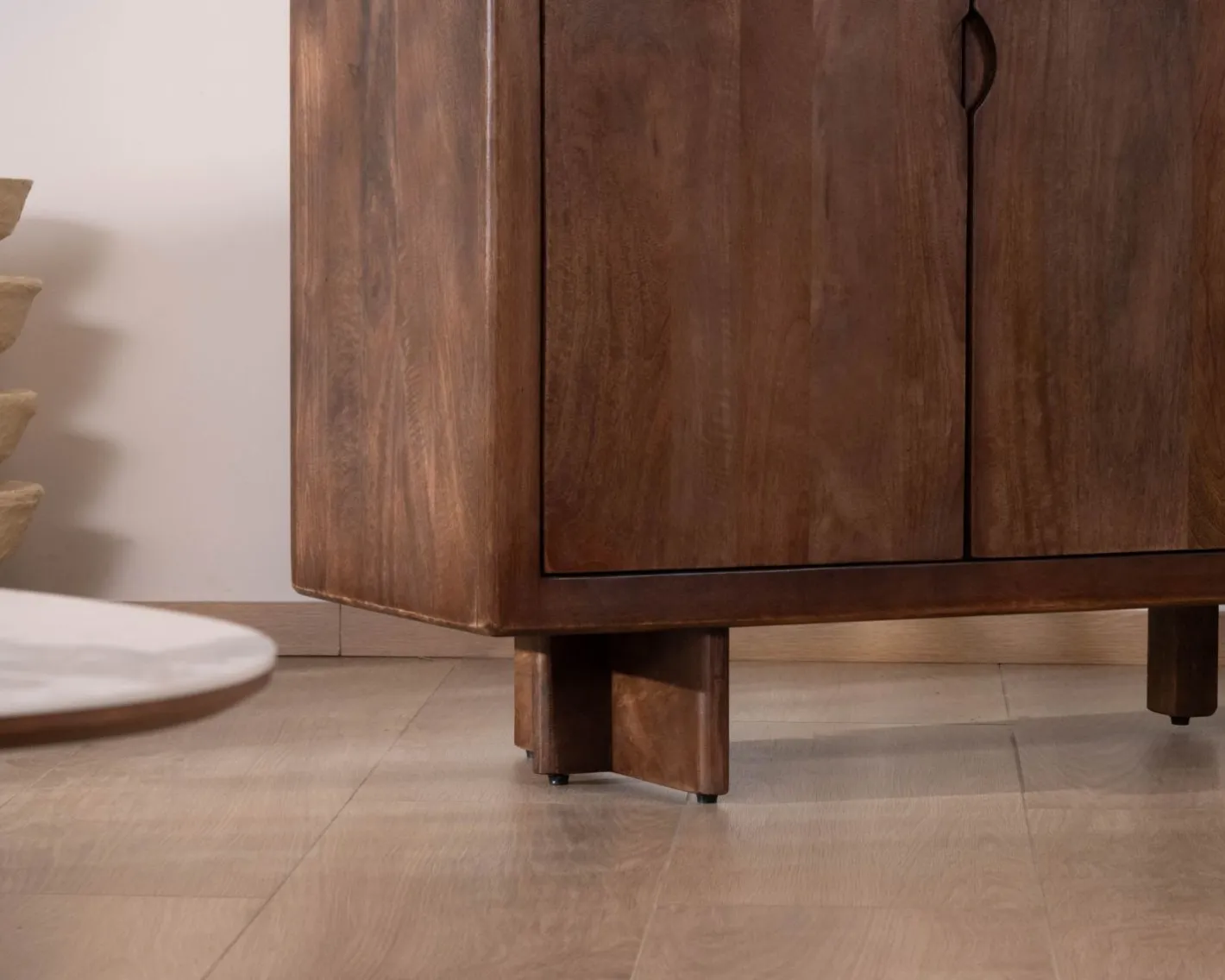 Enfilade esprit rétro chic 4 portes 180 cm en manguier massif teinte noyer "Odessa" Buffet Et Bahut