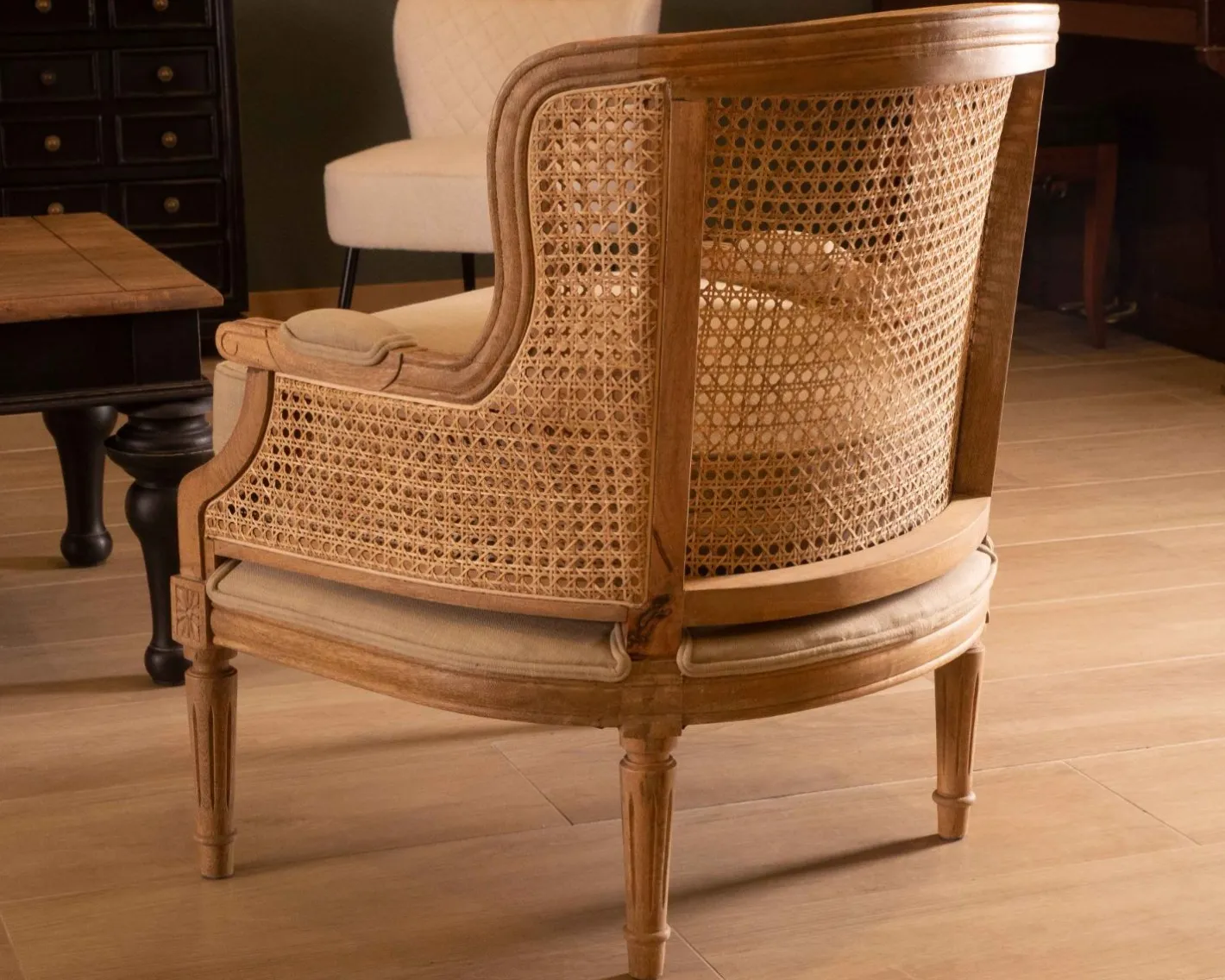 Clearance Fauteuil cannage et bois sculpté esprit vintage chic "Legacy" Fauteuil|Fauteuil Bergère
