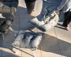 Hot Fauteuil de détente en tissu gris clair grand confort avec pouf 