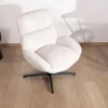 Fauteuil enveloppant en tissu blanc et pied pivotant en métal "Bissett" Fauteuil